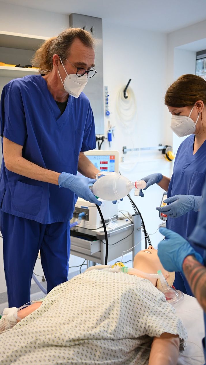 Zwei Pflegekräfte bereiten das Intubationsgerät vor