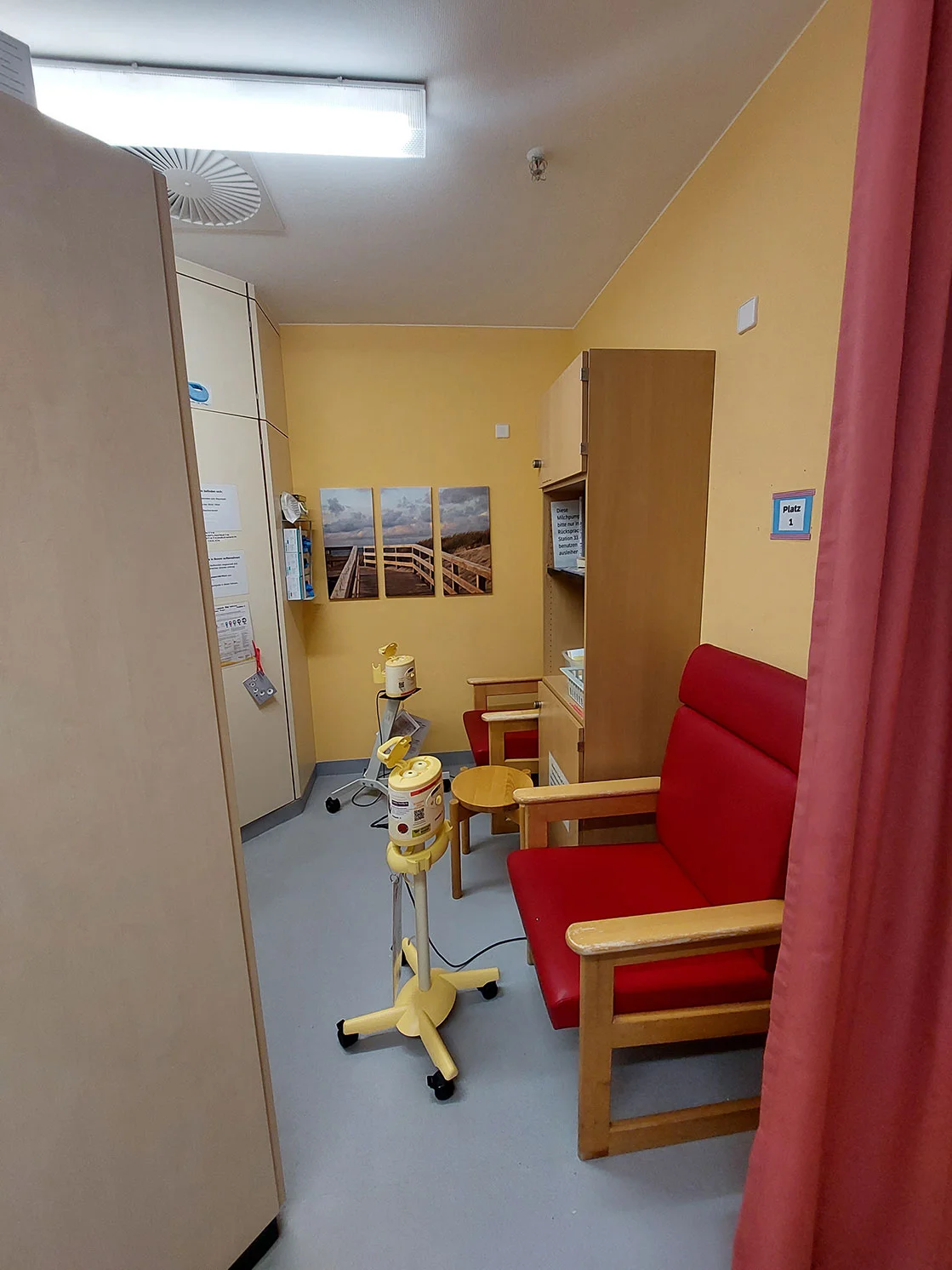 Blick in das Stillzimmer mit rotem Sofa