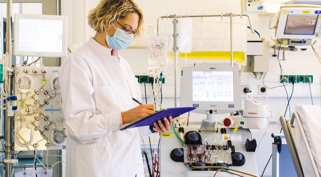 Symbolbild: Ärztin vor Dialysegerät