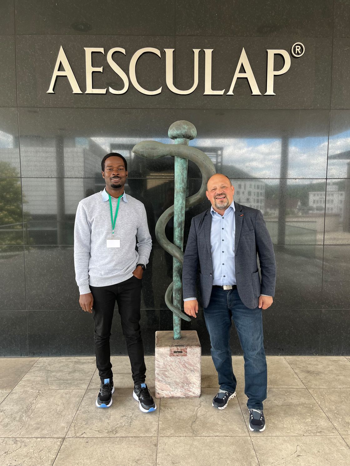 Zwei Personen vor dem Haupteingang des Aesculap-Gebäudes