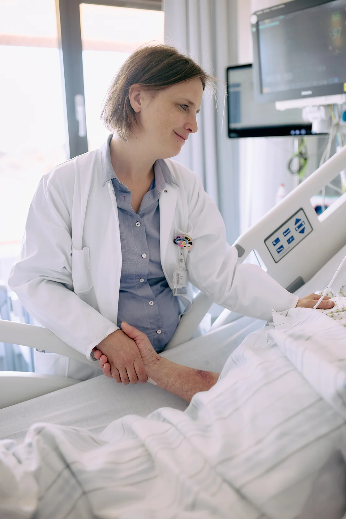 Ärtzin begrüßt eine Patientin