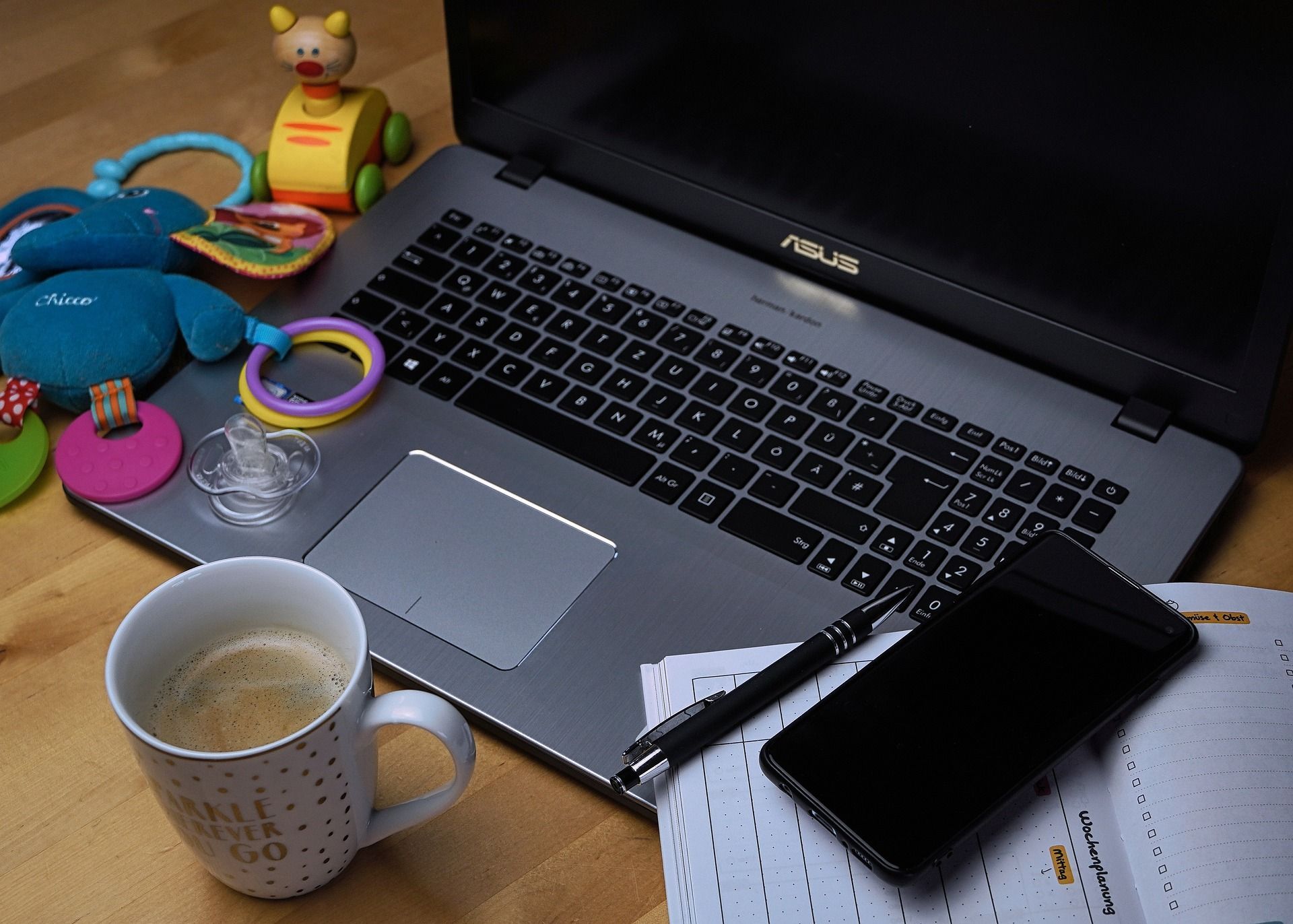 Laptop und Kinderspielzeug