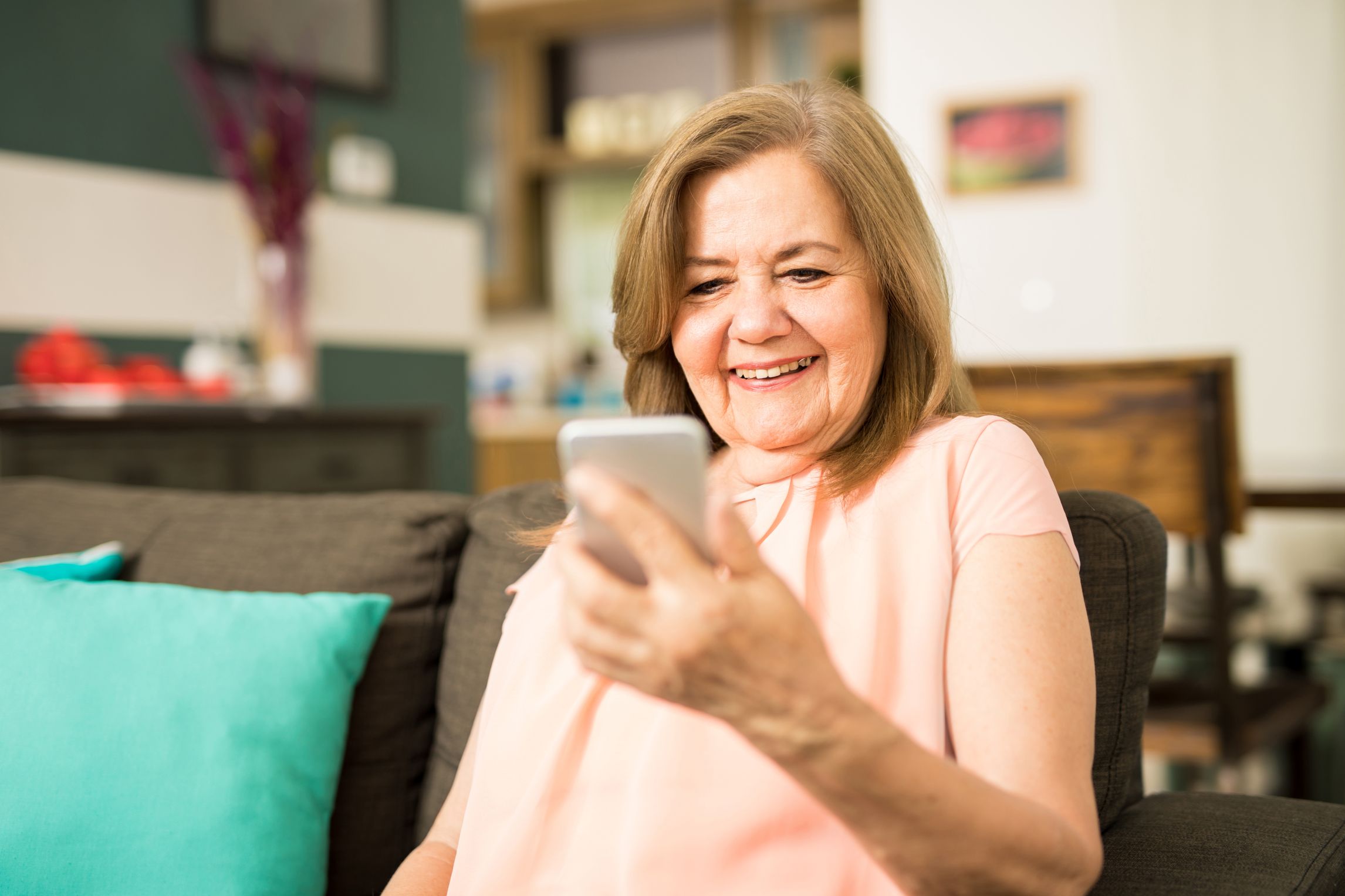 Frau mit Smartphone