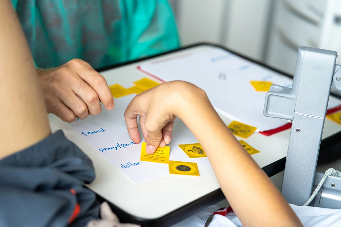 Kinder spielen mit gelben Puzzleteilen