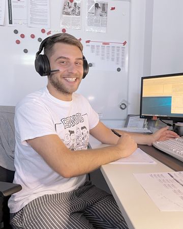 VITO FORTUNATO DI GIORGIO sitzt am Schreibtisch