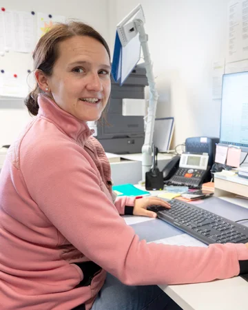 Michelle Ott sitzt am Schreibtisch
