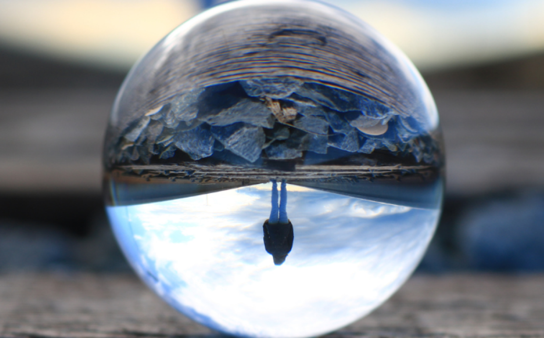 Titelseite Magazin: Laufende Person wir in einer Kugel gespiegelt