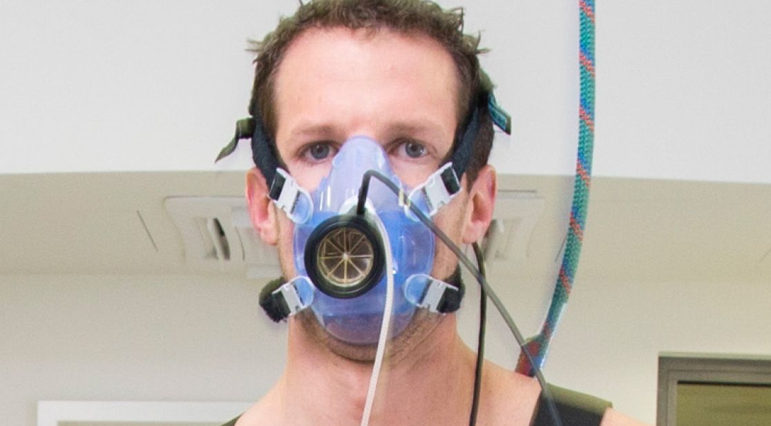 Sportler beim Training mit Maske und Messgeräten