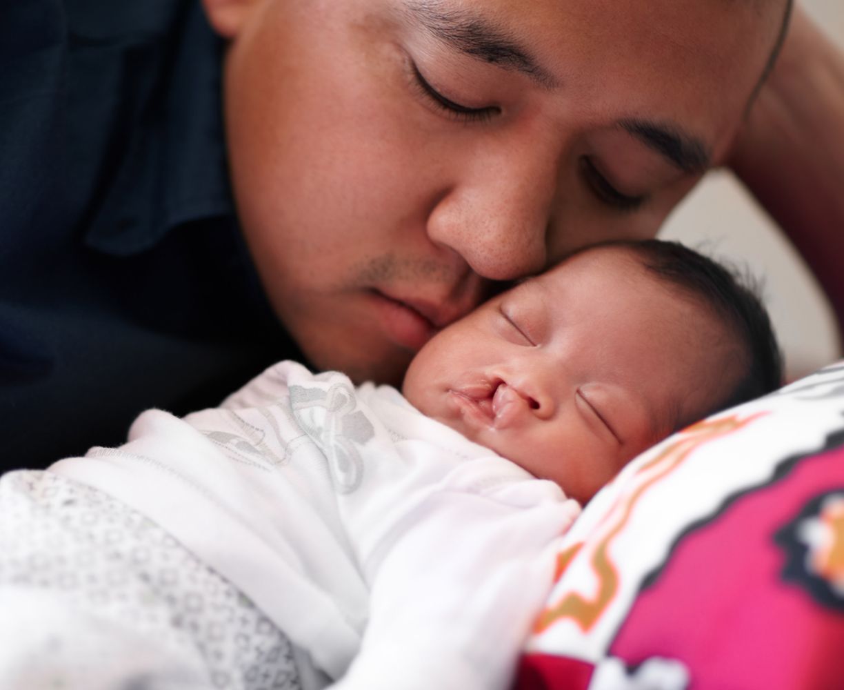 Vater mit Baby das eine Lippen-Kiefer-Gaumenspalte hat