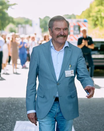 Michael Bamberg spaziert über das Klinikgelände