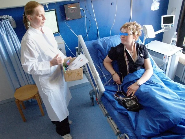 Patientin und Ärztin bei Testung mit EEG Elektroden