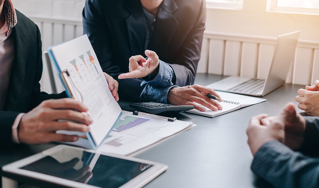 Wissenschaftler diskutieren Forschungsergebnisse gemeinsam am Tisch