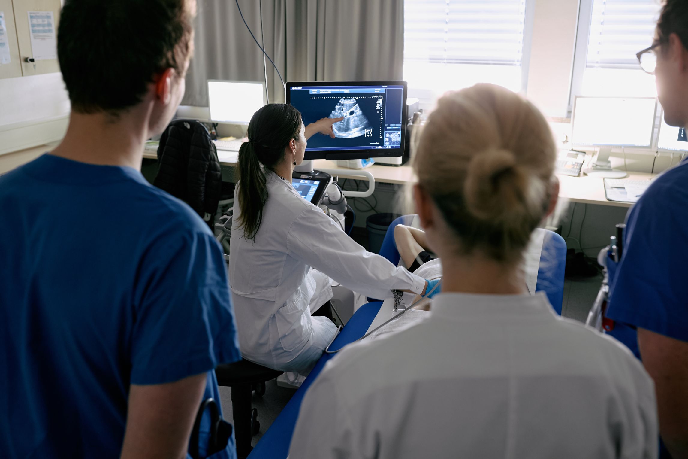 Junge Ärztinnen und Ärzte am Sonografiebildschirm