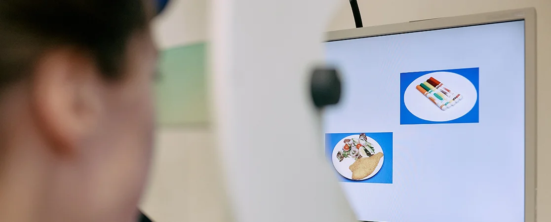 Frau am Bildschirm mit Exe-tracking Gerät