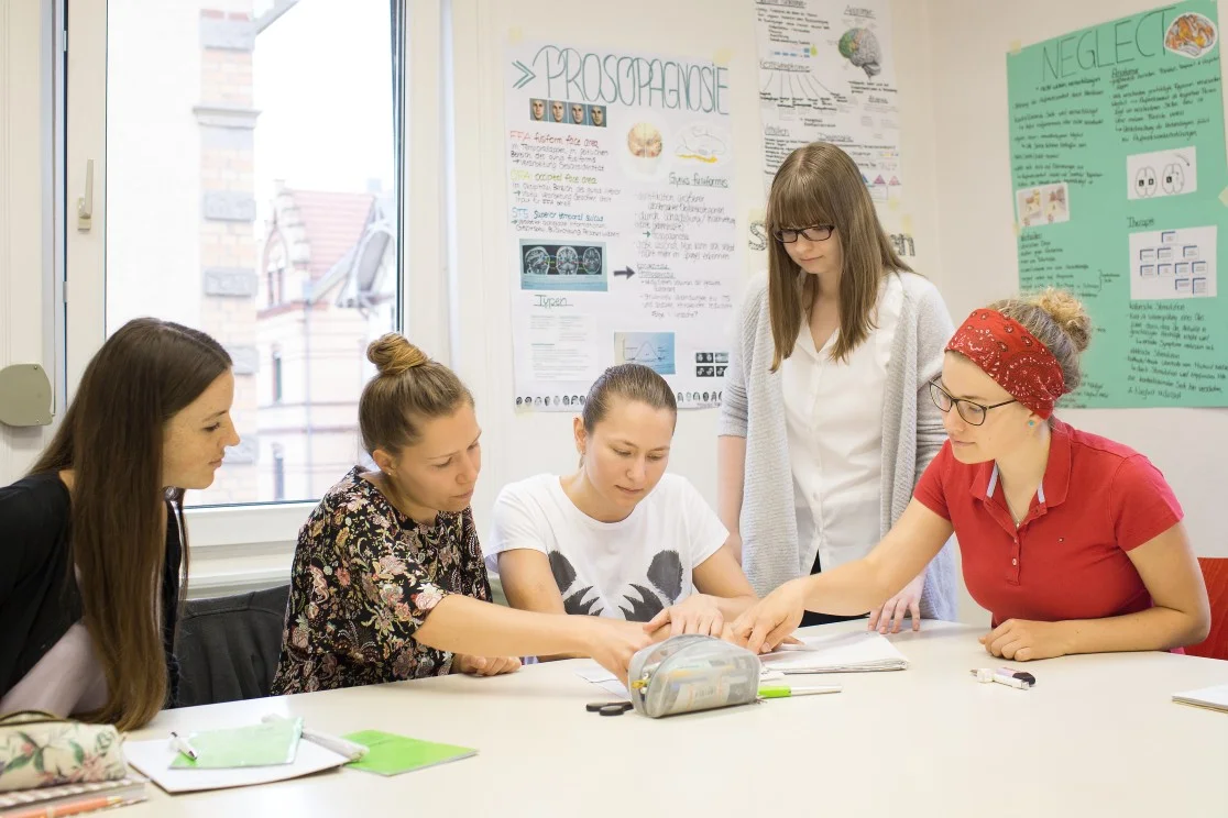 Schülerinnen bei der Ausbildung