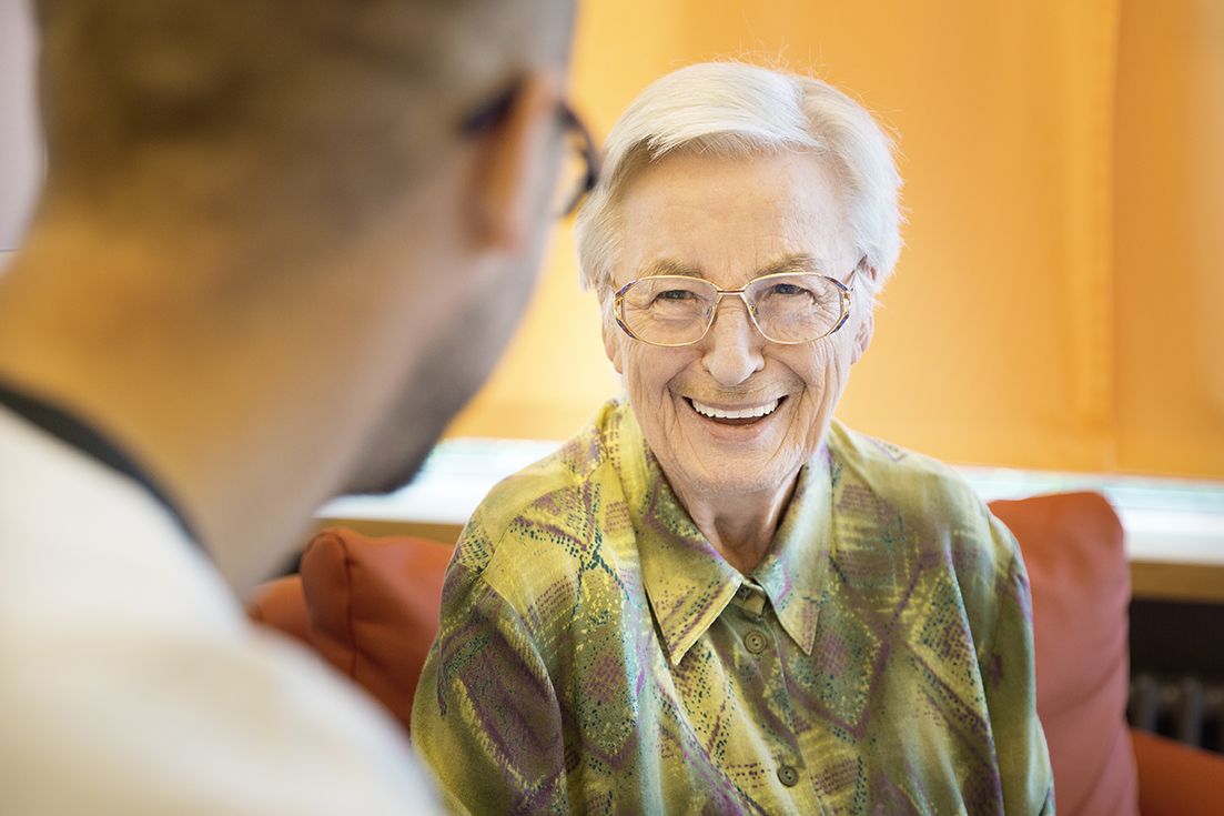 Ältere Dame und Arzt im Gespräch