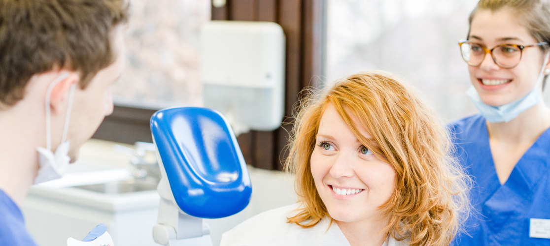 Schmuckbild: Lächelnde Patientin im Behandlungsgespräch