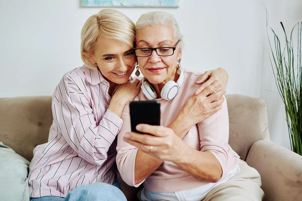 Schmuckbild: Frauen am Smartphone