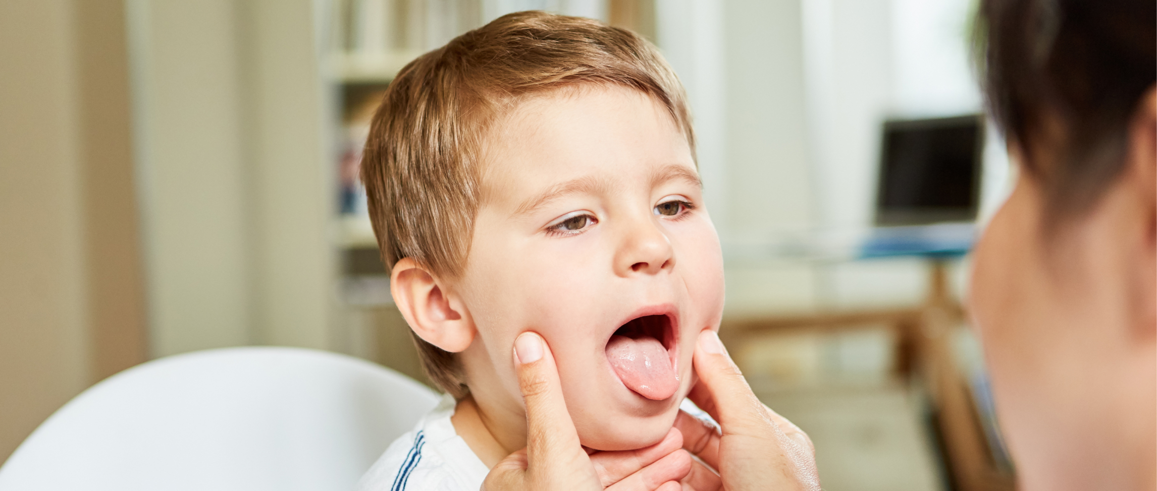 Junge zeigt seine Zunge