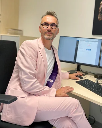 Steffen Sick sitzt am Schreibtisch