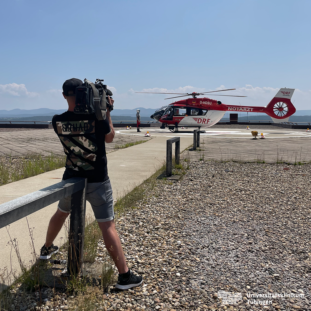 Das RTL-Drehteam filmt einen Hubschrauber beim Abheben.