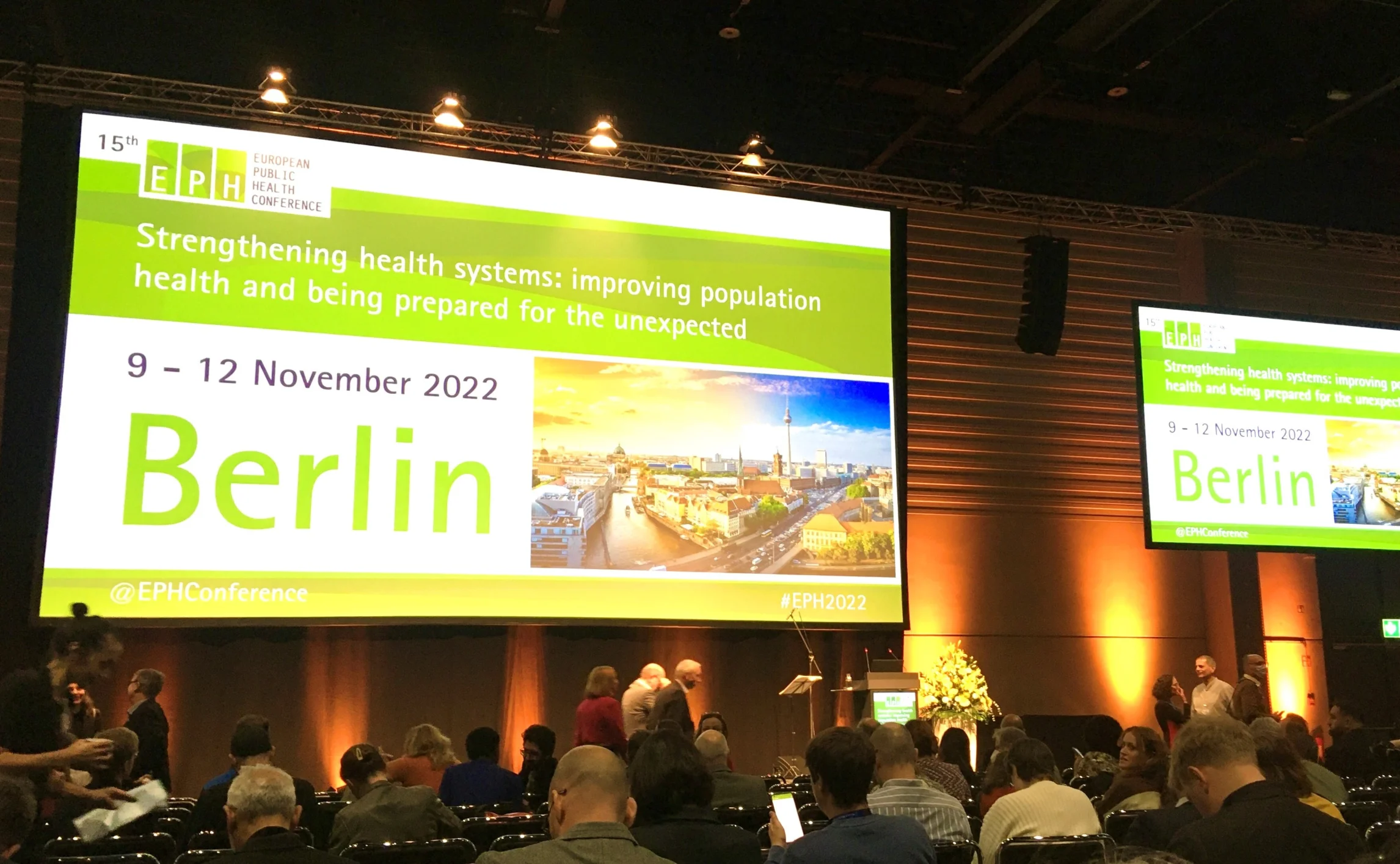 EPHC Opening mit Publikum unscharf im Vordergrund