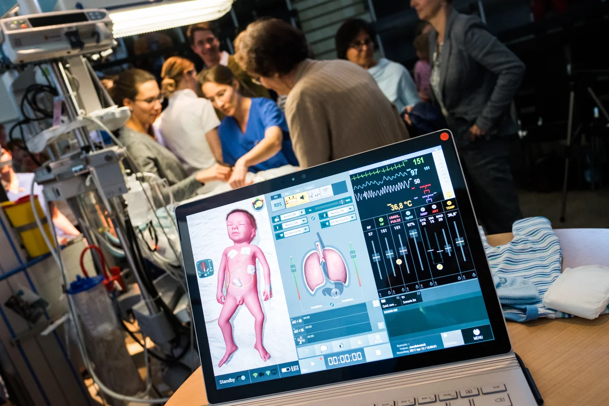 Die Simulation ist am Computer zu sehen und zu steuern.