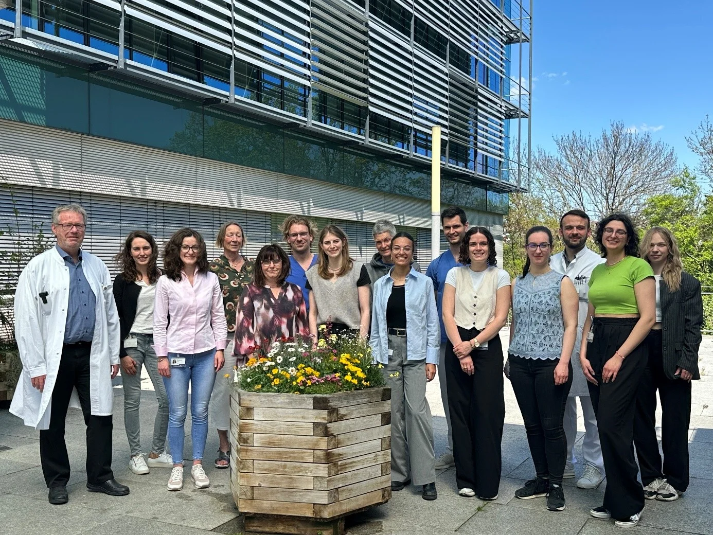 Gruppenfoto vor dem Gebäude