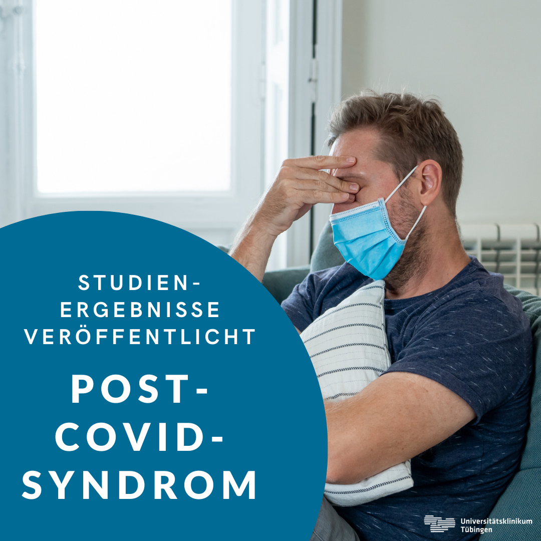 Ein erschöpfter Mann mit Mundschutz sitzt auf einem Sofa und hält sich den Kopf.