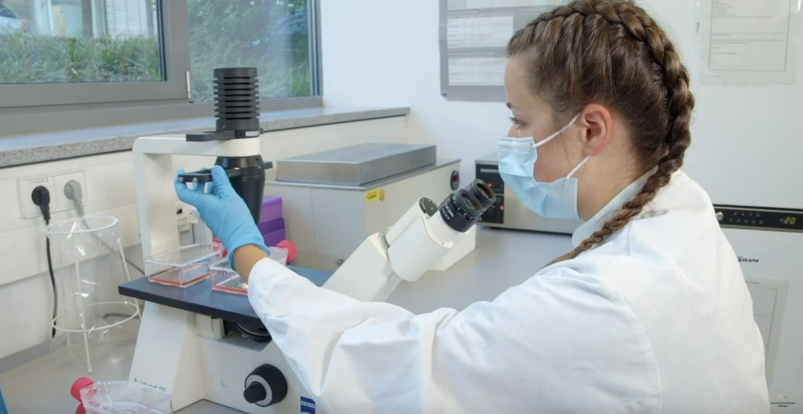 Junge Wissenschaftlerin im Labor