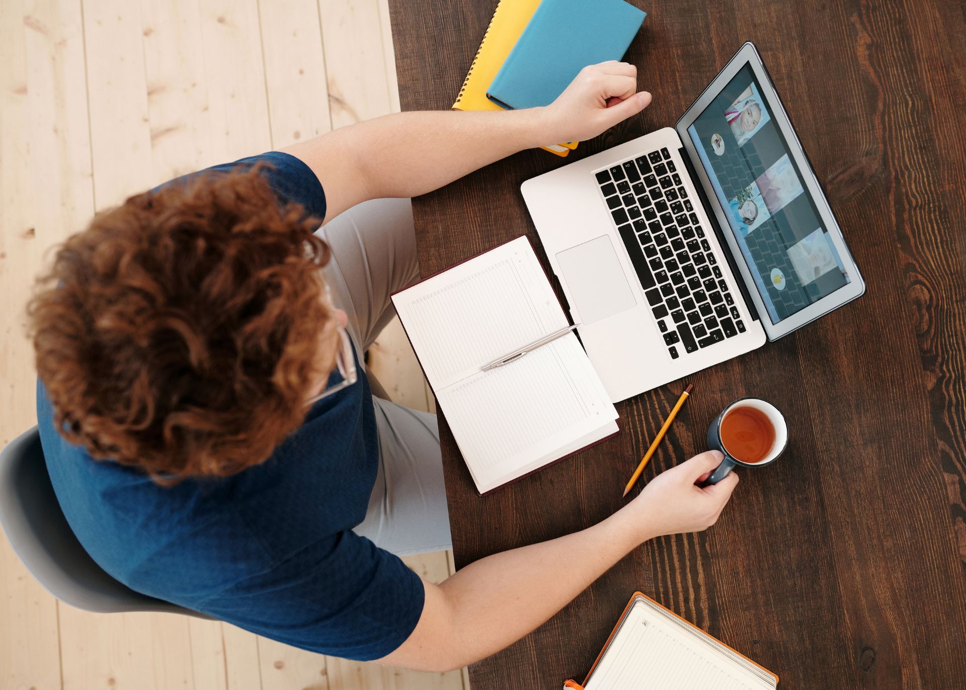 Laptop und Kinderspielzeug