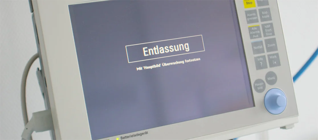 Das Wort Entlassung auf einem Monitor