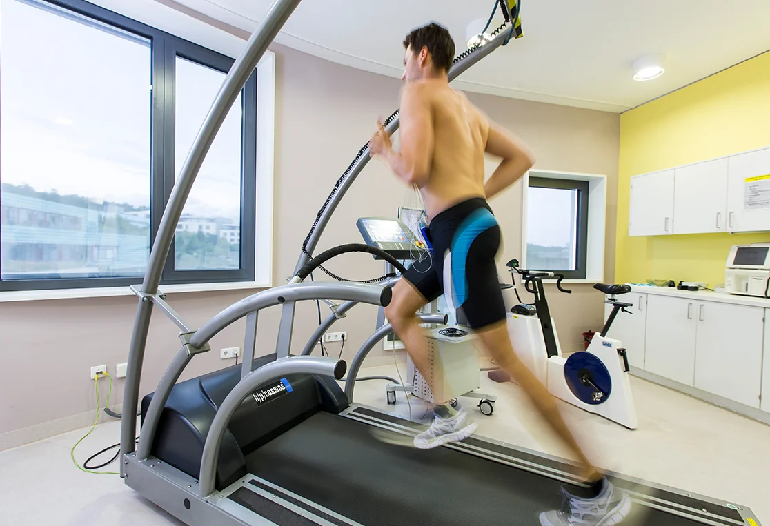 Mann trainiert auf dem Laufband