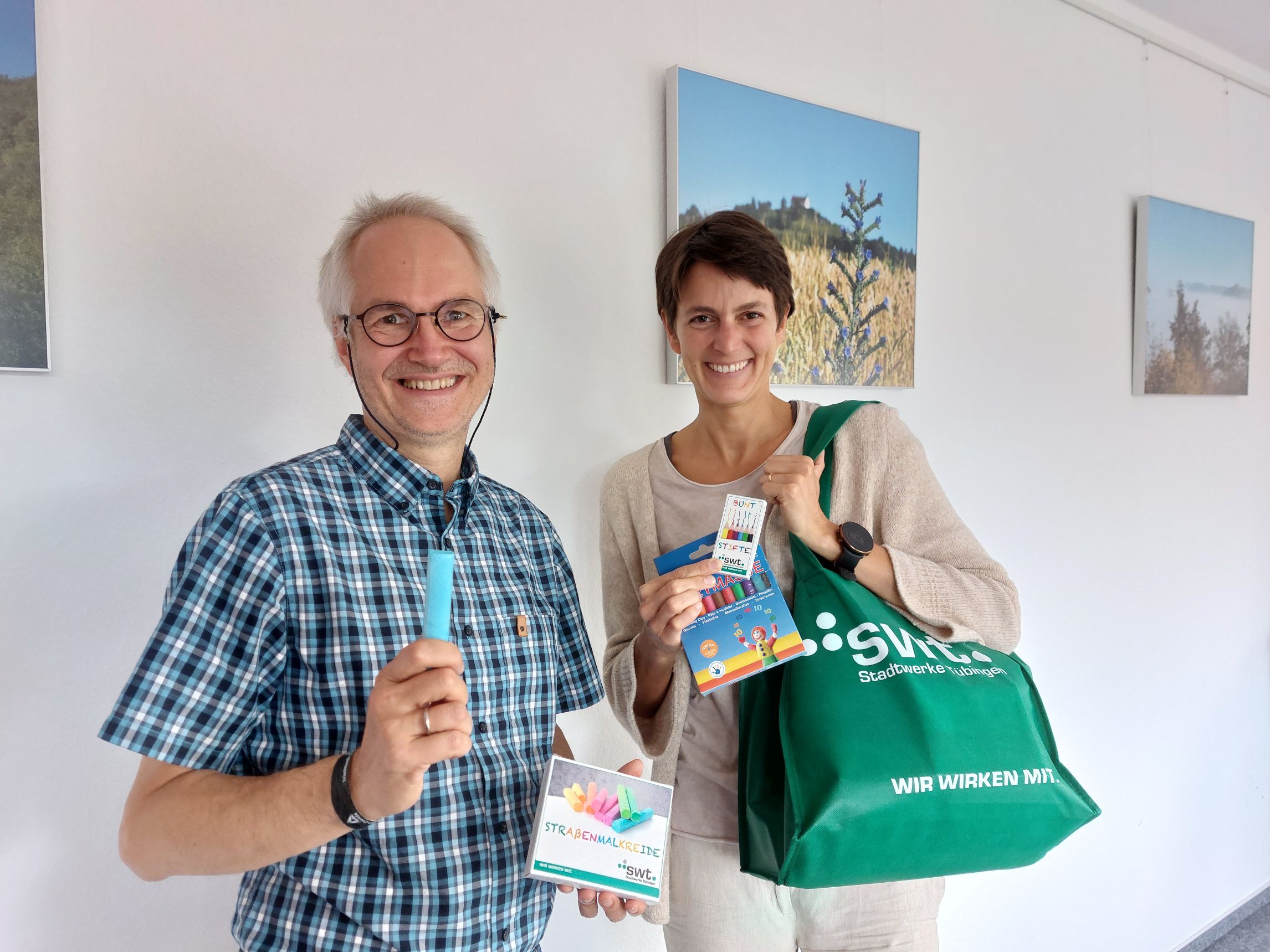 Personen mit Werbetasche