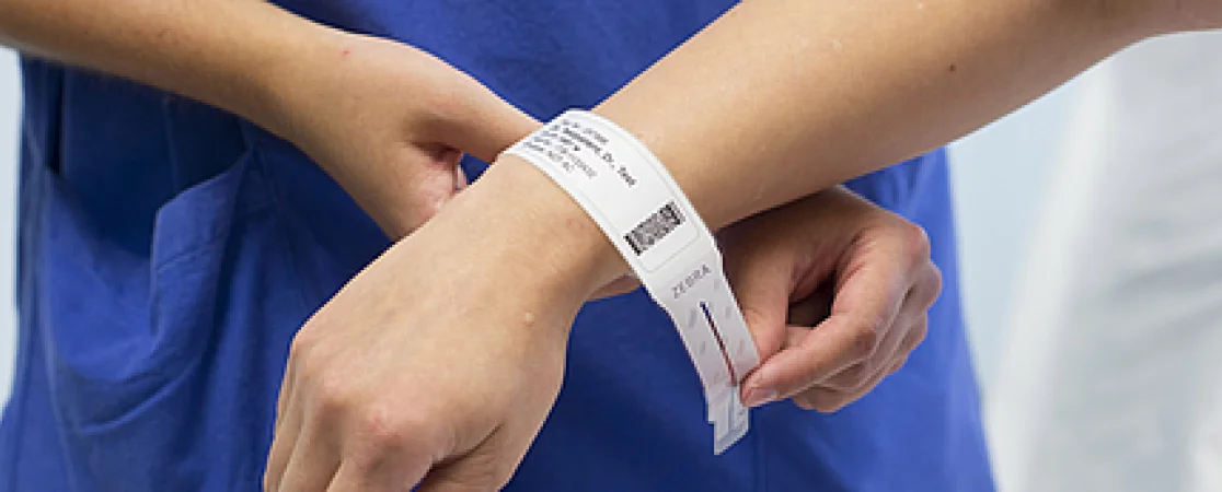 Ärztin am Krankenbett eines Patienten