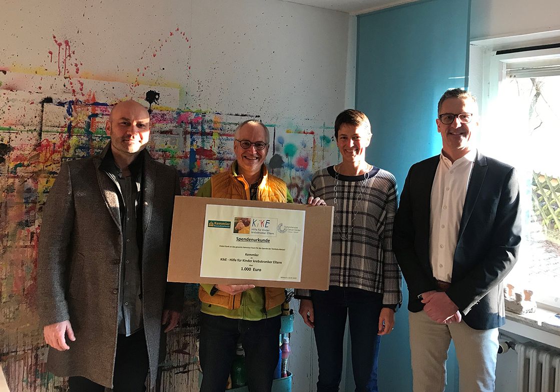 Spendenübergabe mit Spendenscheck