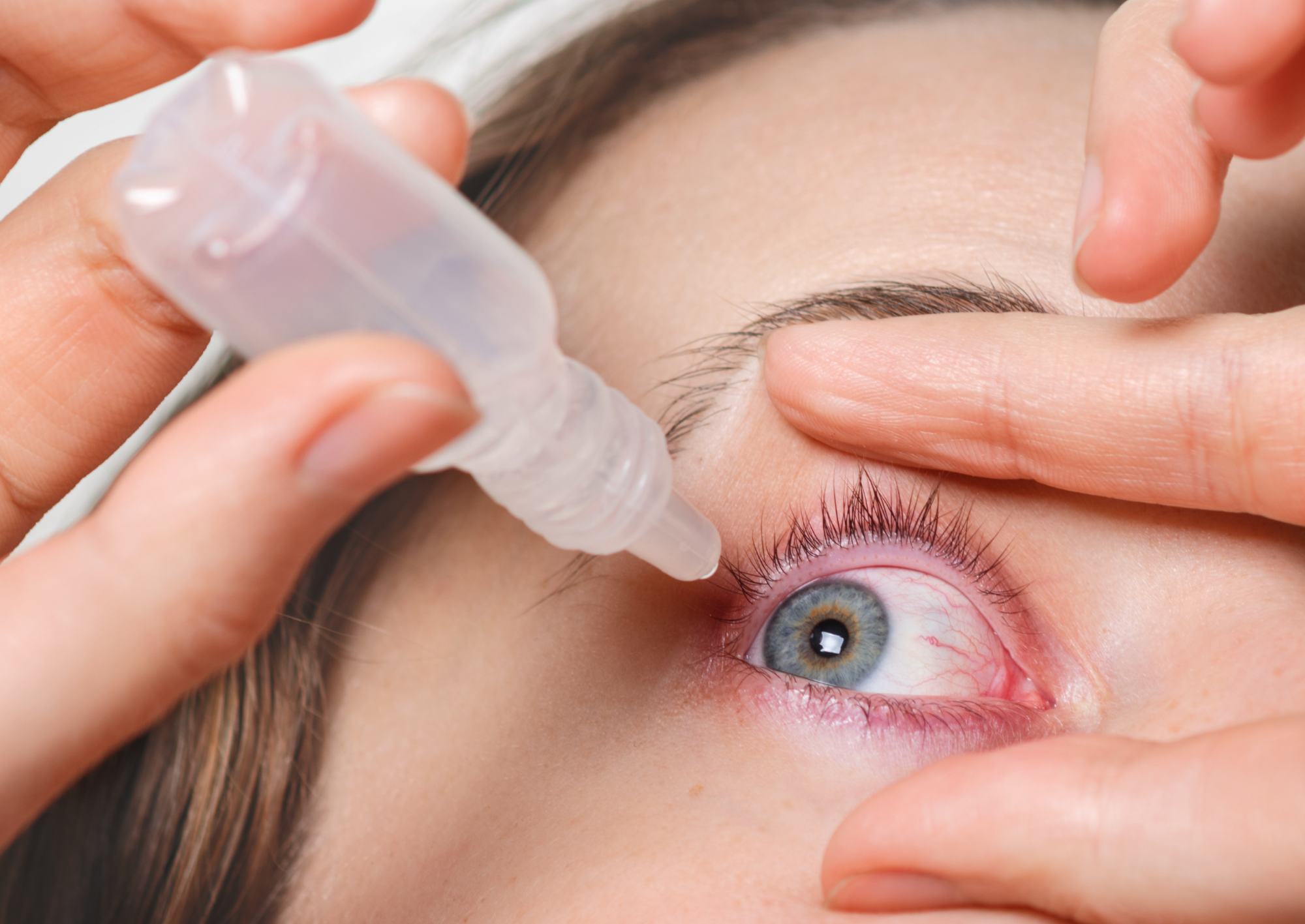 Frau wird am Auge untersucht