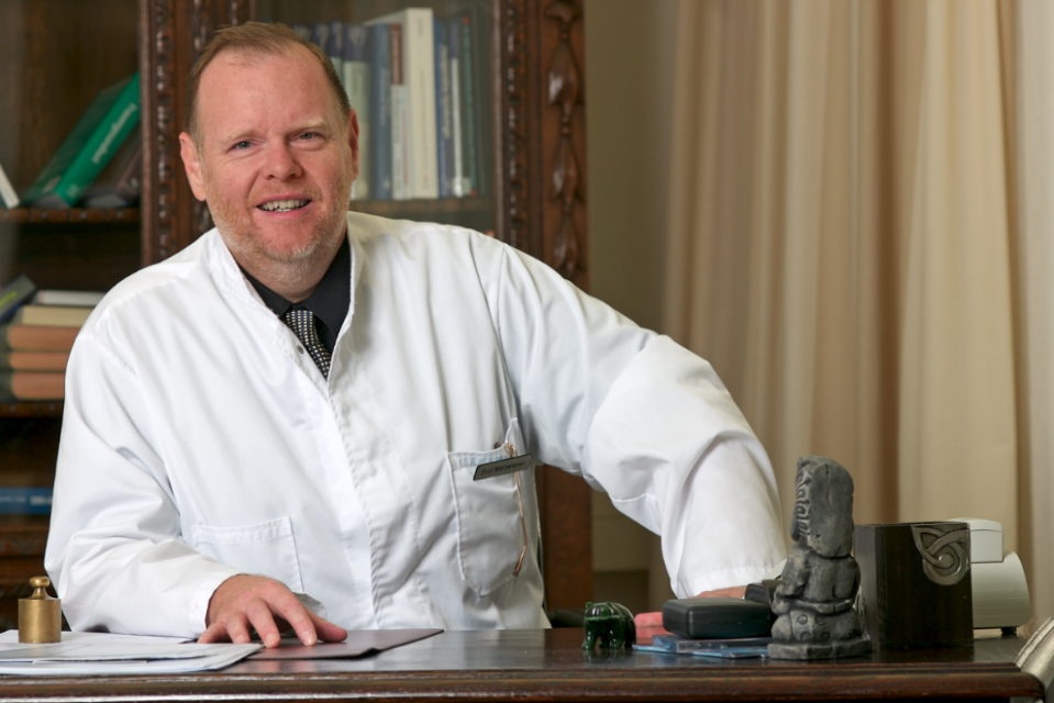 Fotografie von Diethelm Wallwiener am Schreibtisch