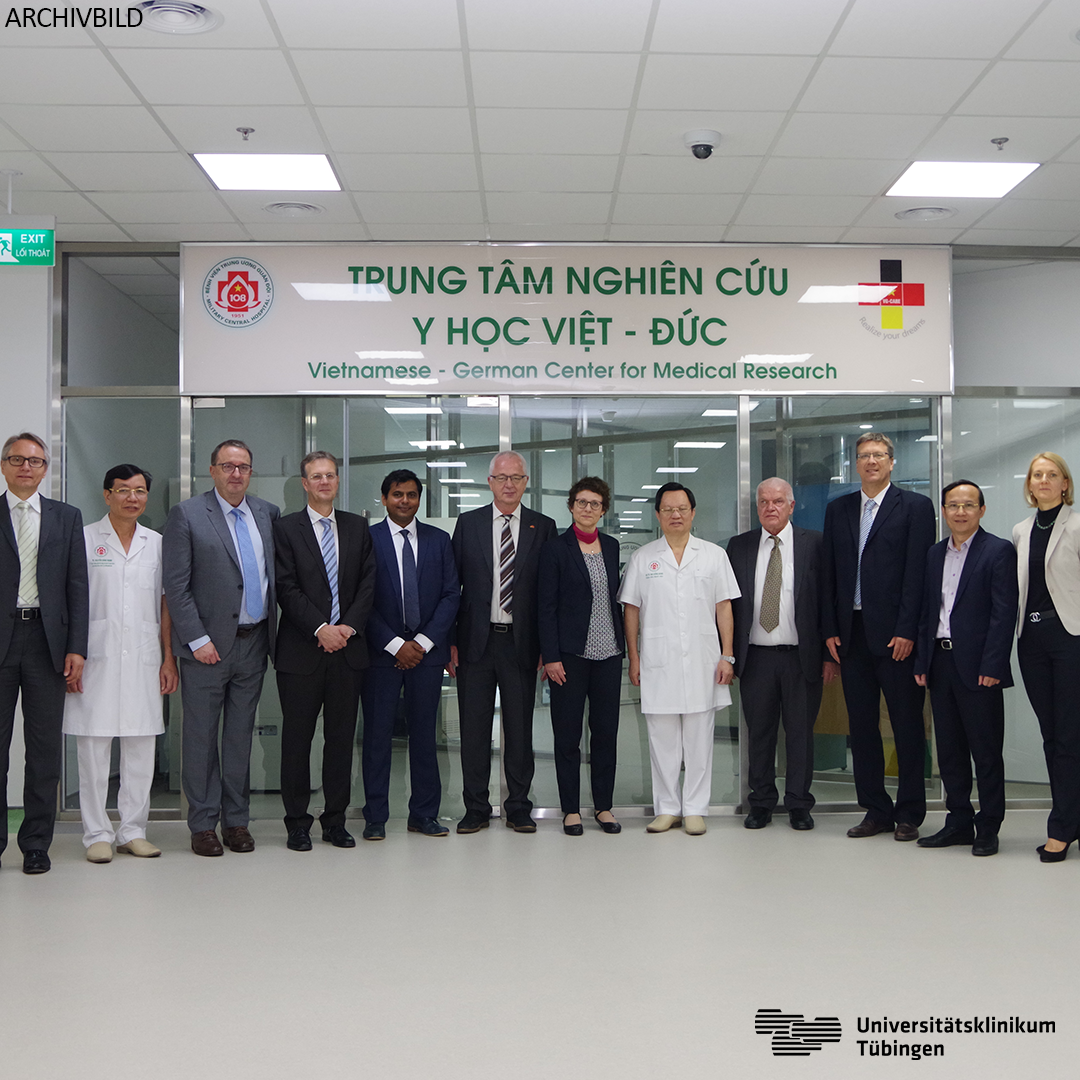 Das Vietnamese-German Center for Medical Research (VG-CARE) wird eines der globalen Zentren für Gesundheit und Pandemievorsorge unter der Projektleitung der Tübinger Universität. Im November 2019 waren das Bundesministerium für Bildung und Forschung sowie der DAAD zu Besuch im VG-CARE in Vietnam.
