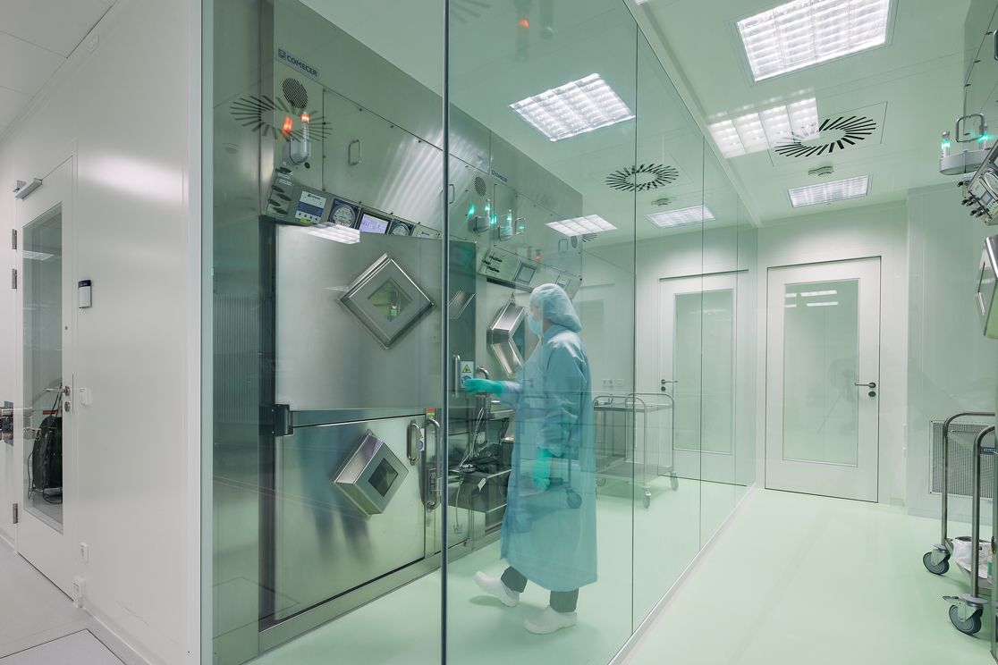 Beschäftigter in Schutzkleidung in der Radiopharmazie