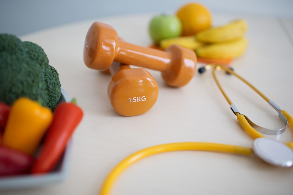 Hantelgewichte und Stethoskop