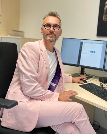 Steffen Sick sitzt am Schreibtisch