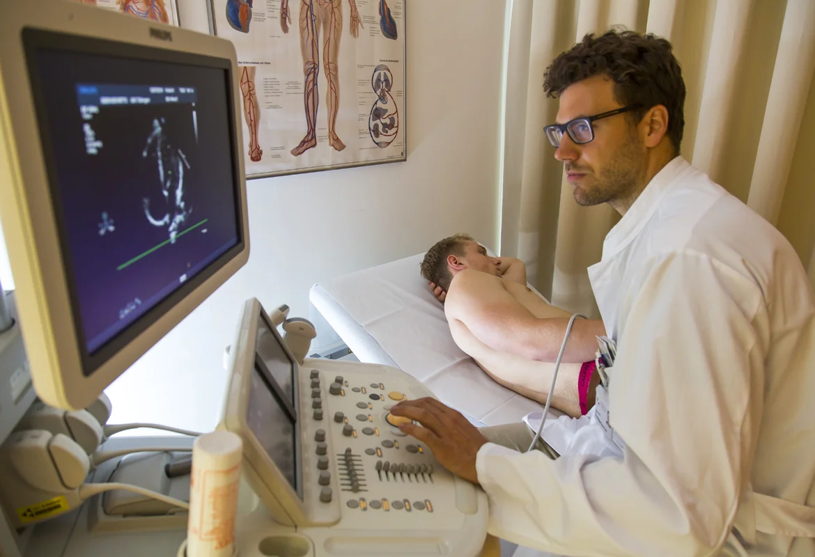 Untersuchung eines Patienten in der Ambulanz