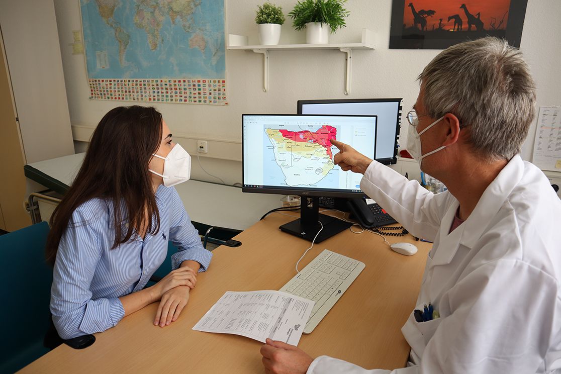 Beratungsgespräch vor Weltkarte