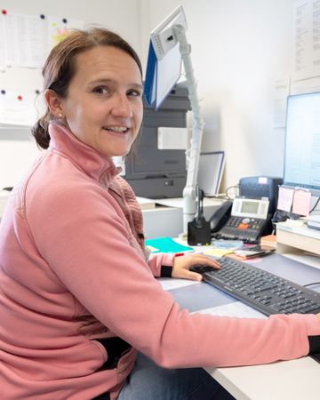 Michelle Ott sitzt am Schreibtisch