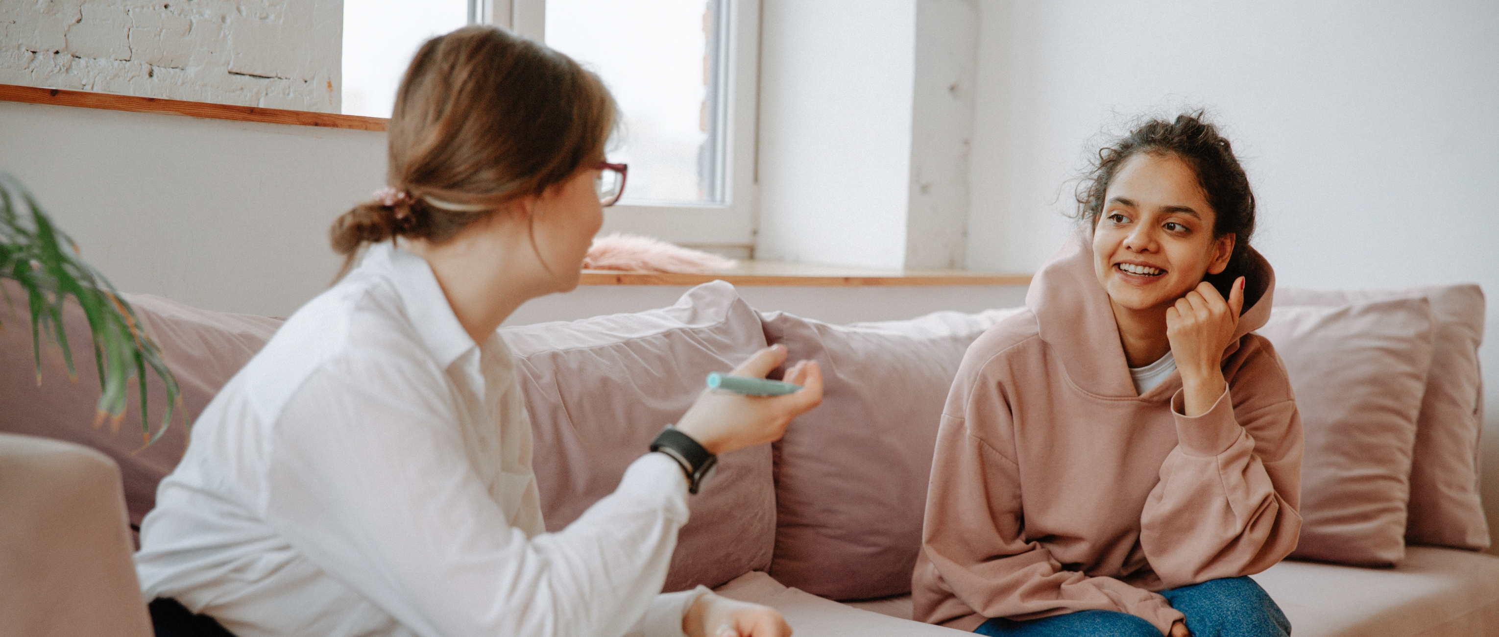 Therapeutin und junge Klientin im Gespräch