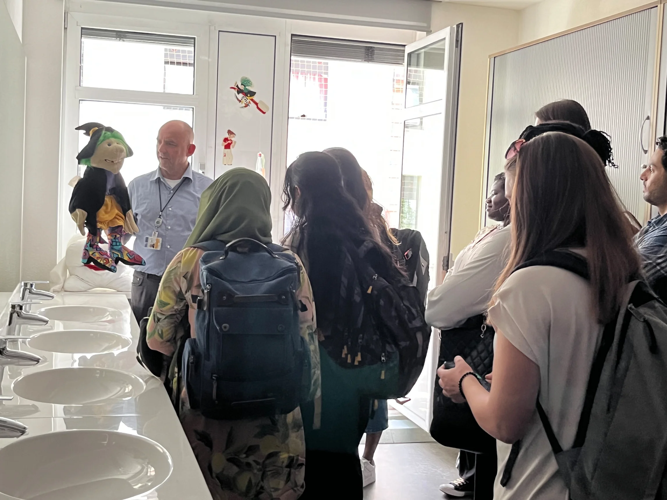 Dozent hält einen Vortrag und Studierende hören zu