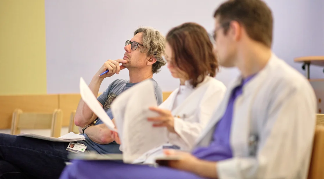 Schmuckbild: Ärzte sitzen beim Vortrag einer Tumorkonferenz