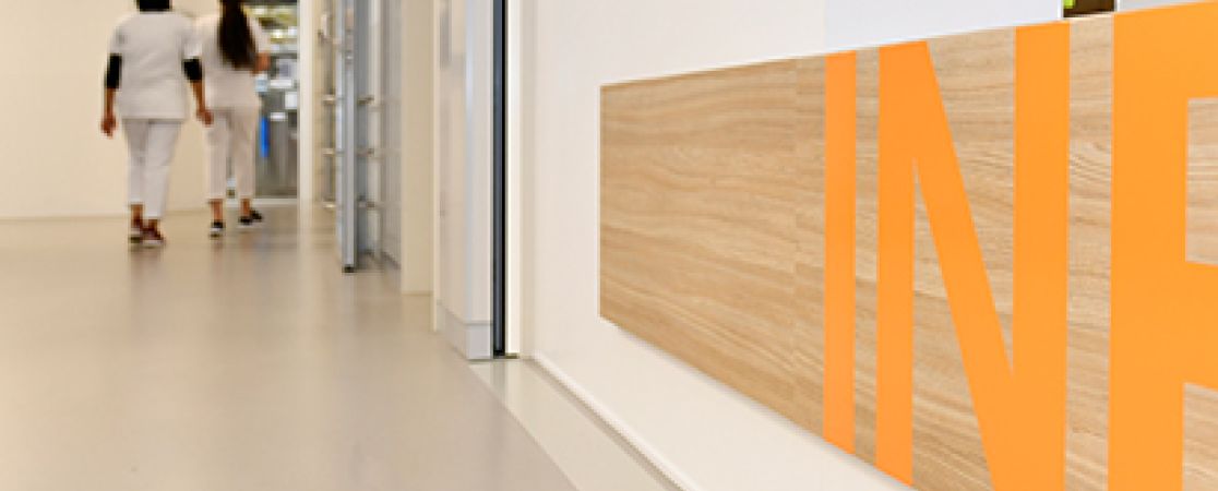 Stationsflur in der Neurologie mit orangener Info-Schrift