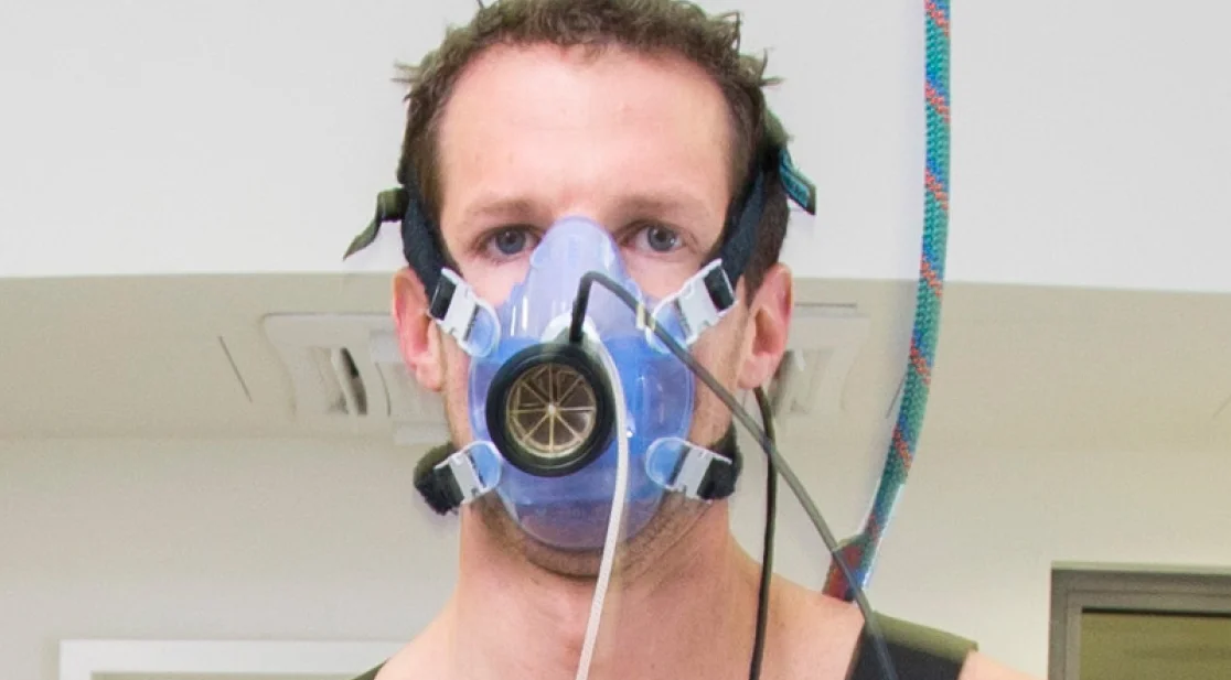 Sportler beim Training mit Maske und Messgeräten